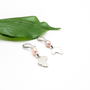 Naisula earrings on sterling silver with fresh water pearls