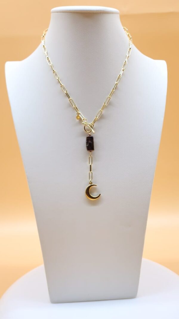 Introducing our Baroque Moon Lariat Necklace. Featuring chunky freshwater baroque pearls and a charming moon accent, it adds celestial elegance to any outfit.