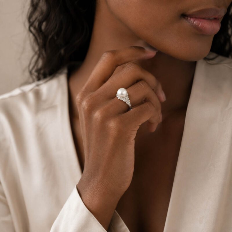 model wearing nuru ring right view